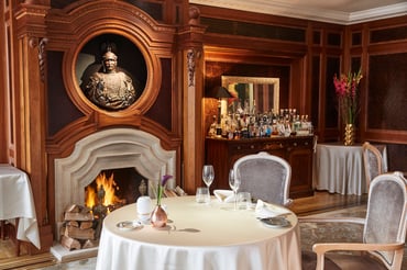 Lorenz Adlon Esszimmer_Ausschnitt Kamin - Sebastian Riewe.jpg