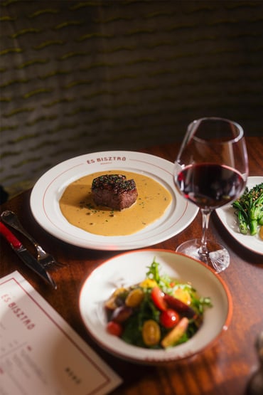 Elevated dining experience at ÉS Bisztró with Hungarian and Viennese cusine steak or fish in Budapest city centre. 