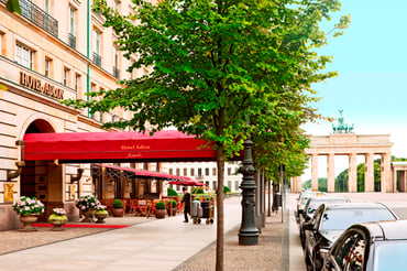 Hotel Adlon Kempinski Berlin_Eingang Brandenburger Tor.jpg