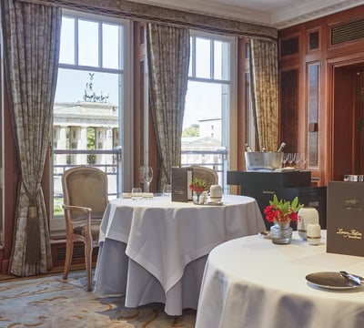 Table at fine dining restaurant Lorenz Adlon Esszimmer with a view of the brandenburg gate