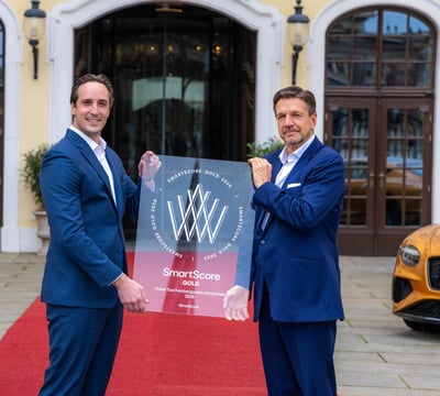 SmartScore certificate presentation outside Hotel Taschenbergpalais Kempinski Dresden with General Manager Marten Schwass