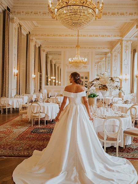 Weddings_POW_BrideInPalace_900x1080px.jpg