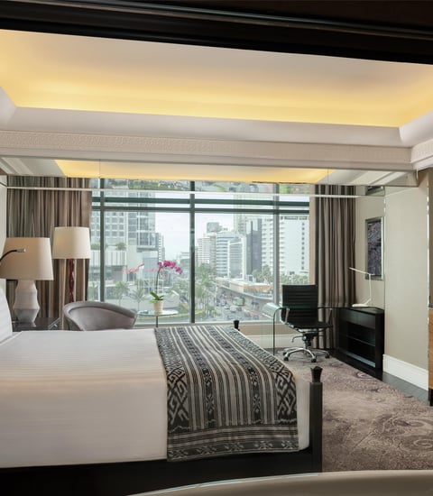 Deluxe King Bundaran HI View - Overlooking Window from Bathroom