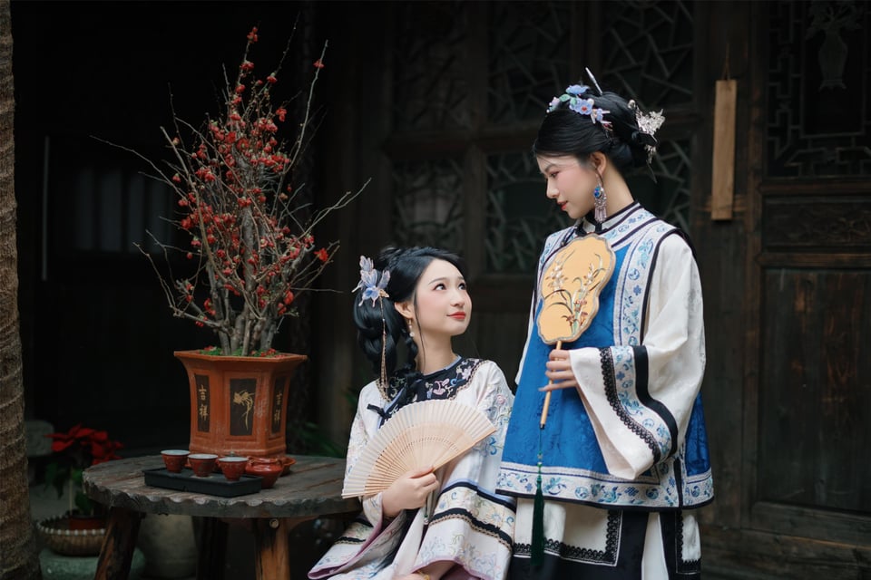KIFOC1 Employees dress in Fuzhou traditional Three Hairpins at Three Lanes and Seven Alleys