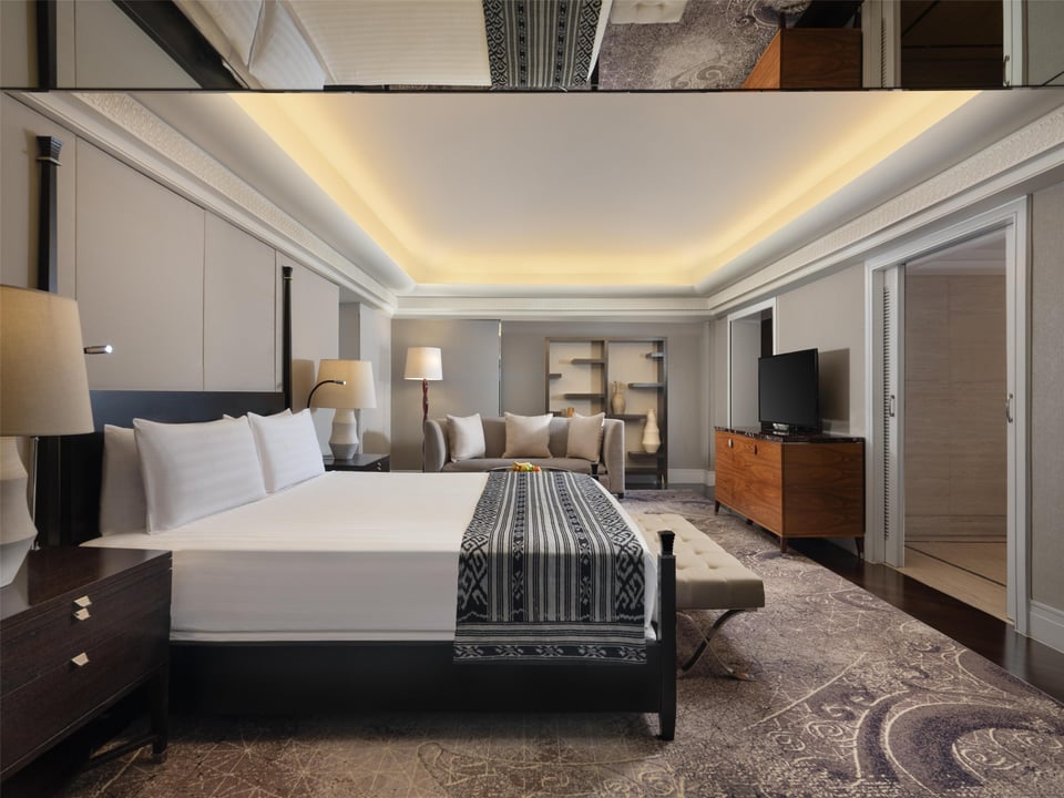 Grand Deluxe King Corner - Overlooking Sofa