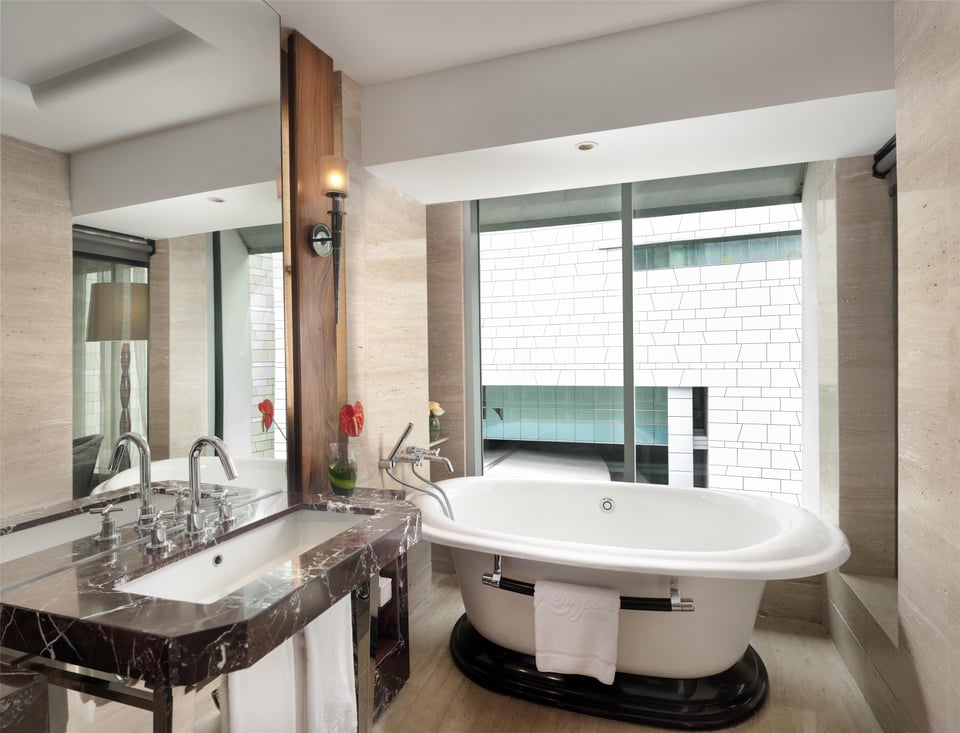 Deluxe King - Bathroom