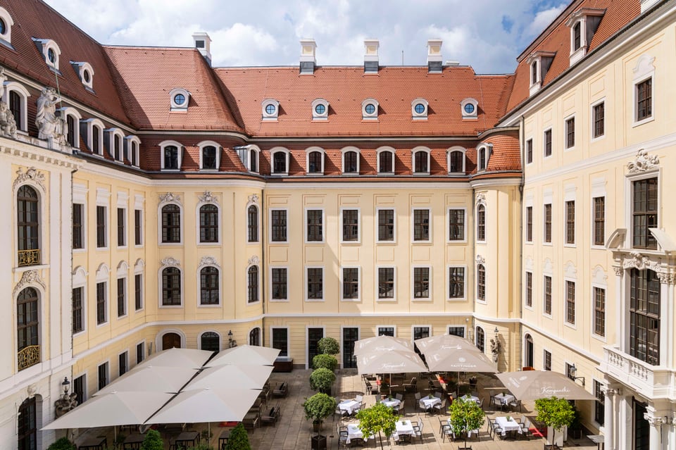 sommerlicher Innenhof im Hotel Taschenbergpalais Kempinski Dresden